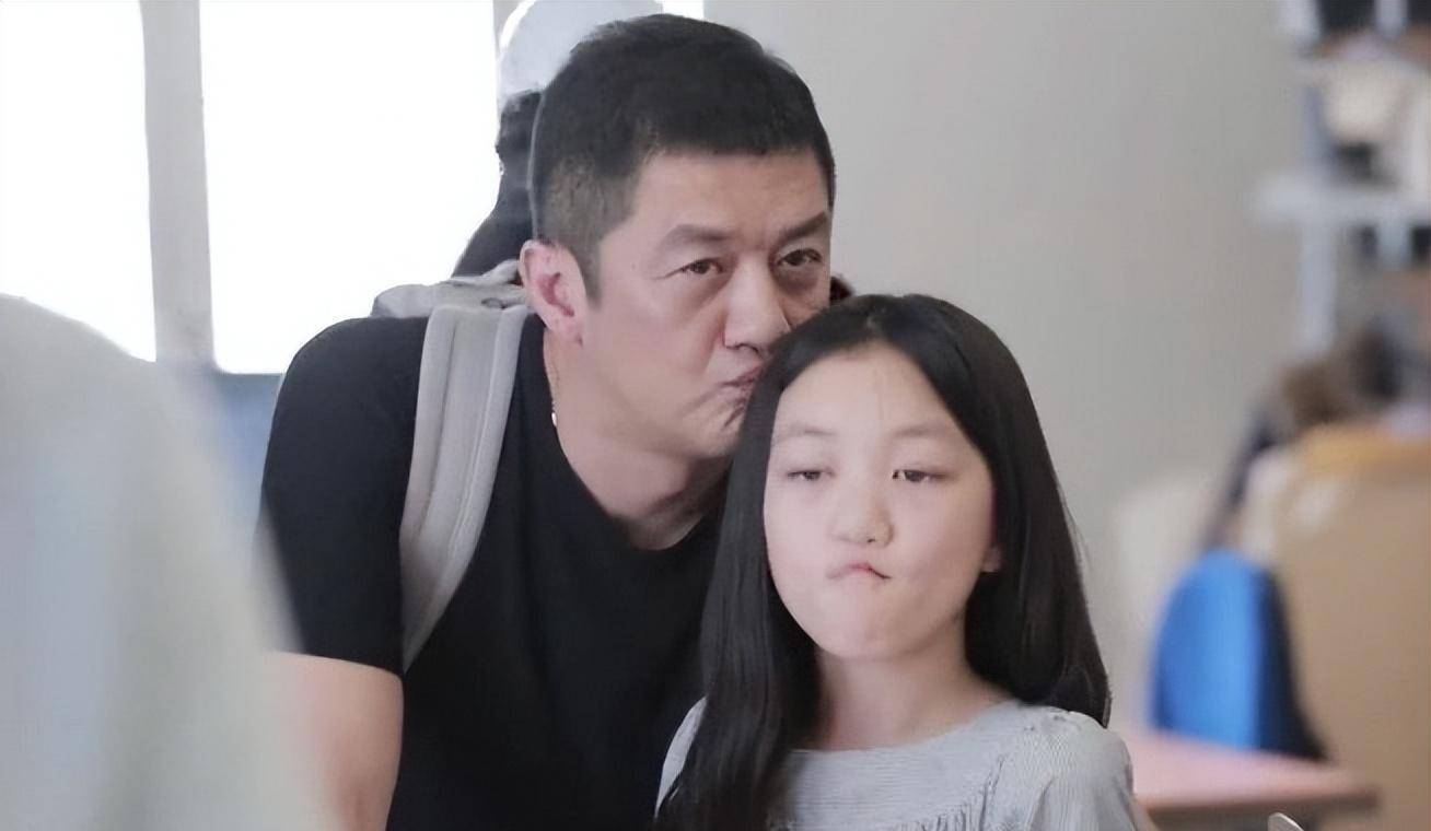 李嫣:13岁出国留学,17岁身高猛长气场似王菲,爱上成熟装扮_李亚鹏