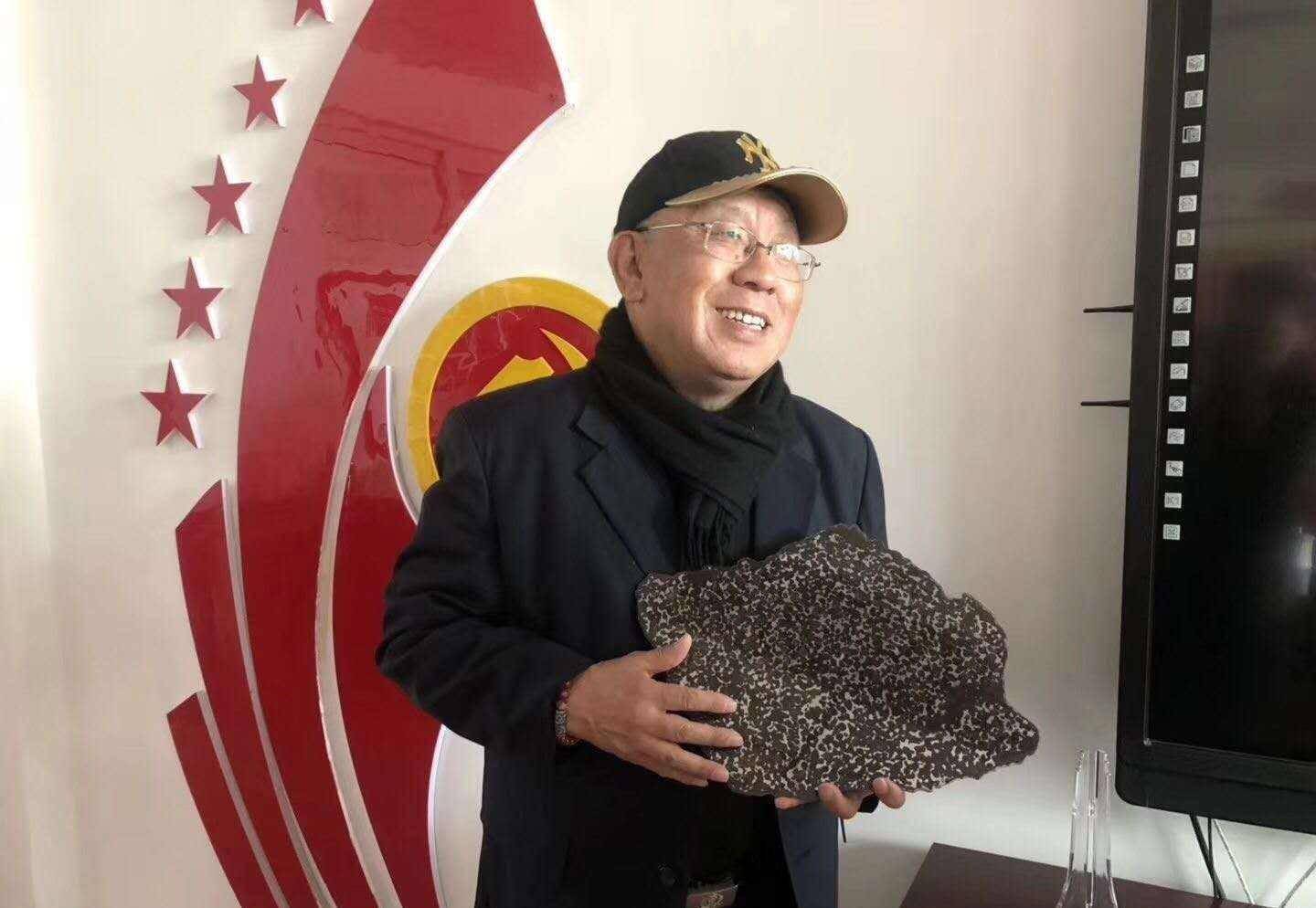 北京天文馆资深陨石专家张宝林在看到网传视频后,第一时间做出判断