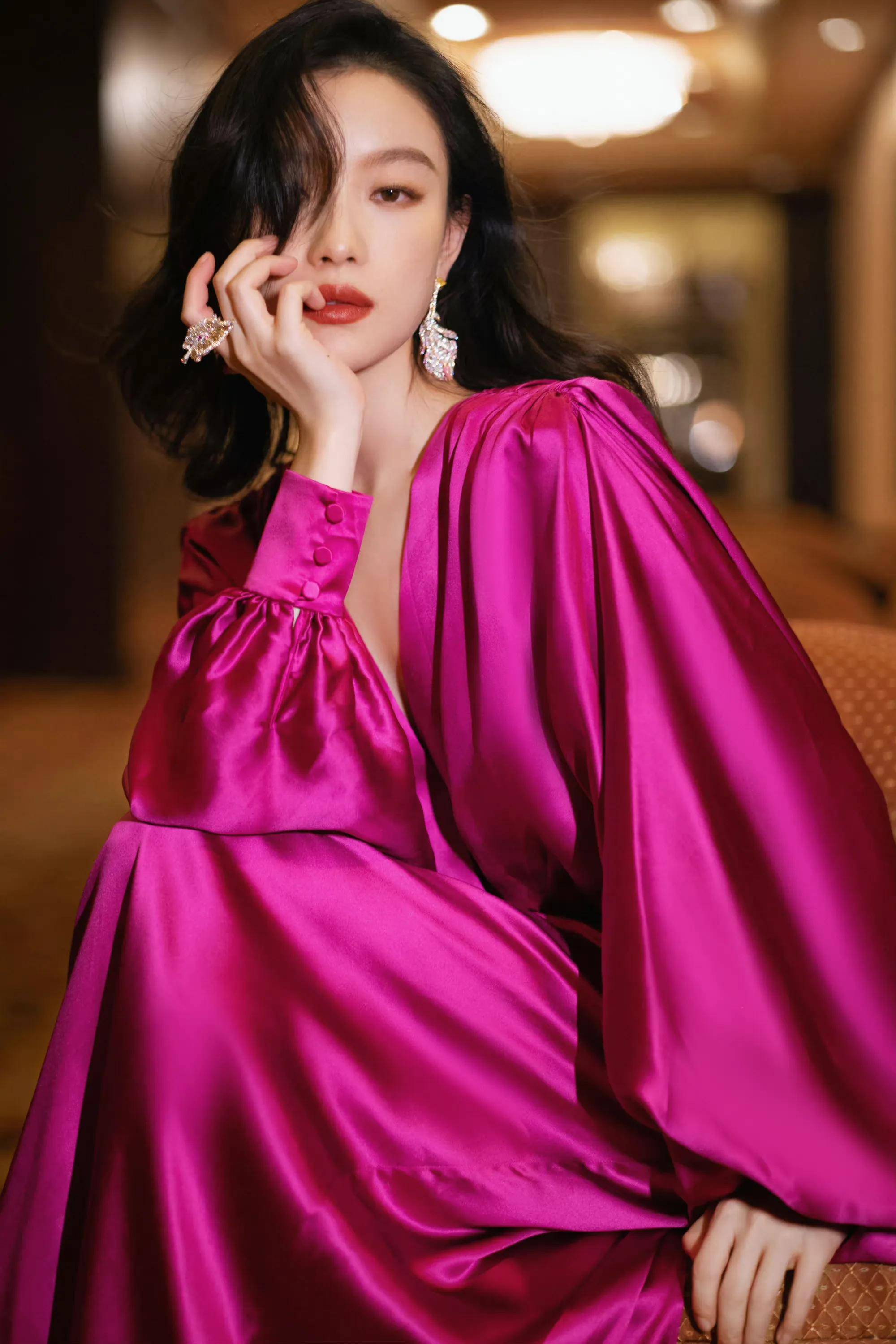 倪妮玫红色深v长裙写真,华丽复古,美艳明媚_设计_女王_大气