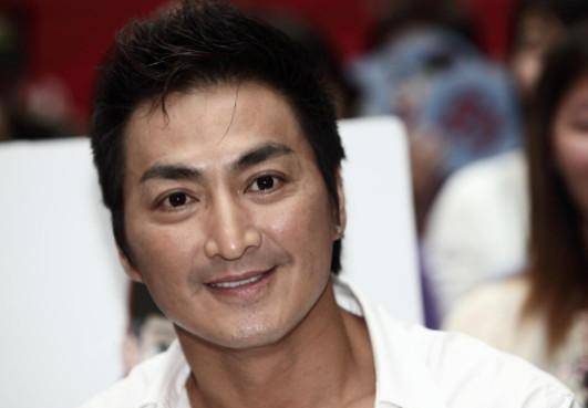 何家劲献唱热得满头大汗,在现场传来的高清照片里,只见他满头大汗