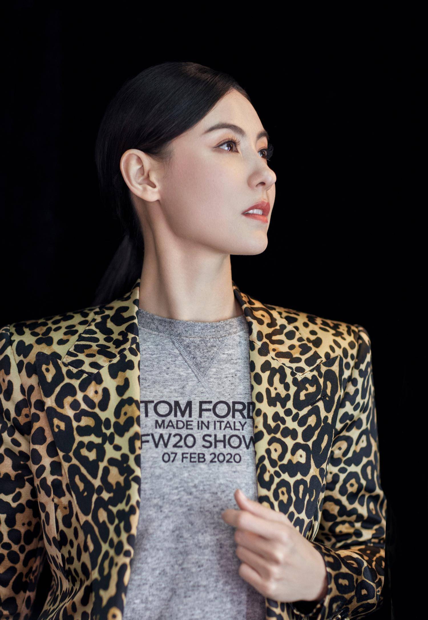 张柏芝带伤进组拍戏,破浪姐2中划水传言,橙色毛衣居家又温柔_小林