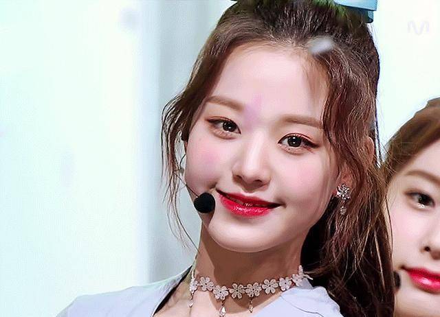 以前张元英在izone的时候,是清纯可爱的风格.