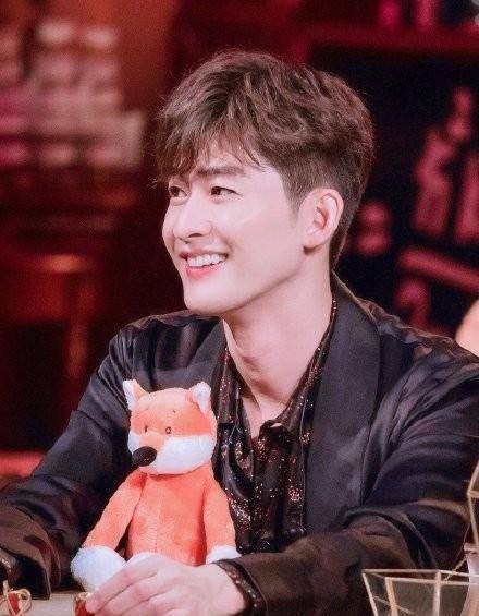 "霸道总裁"张翰终于换造型了?