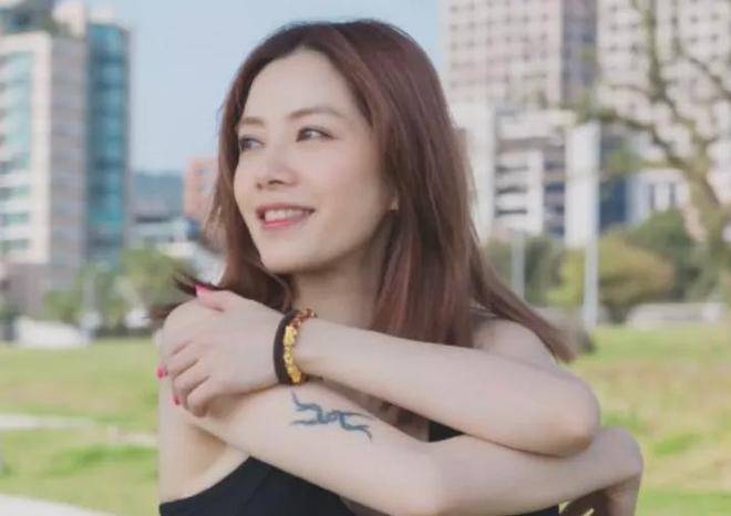 44岁徐怀钰现身公园跑步,穿露腰背心大秀好身材,手臂纹身抢镜_演唱会