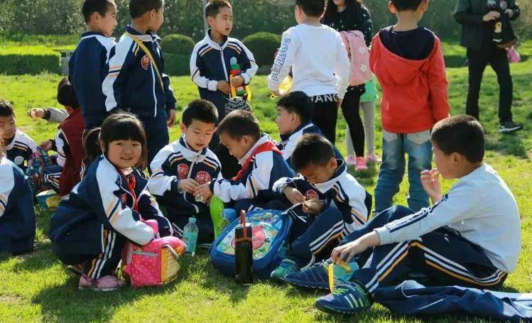 小学生春游,自带锅碗瓢盆野炊,80后90后看后满是感慨_进行_同学_妈妈