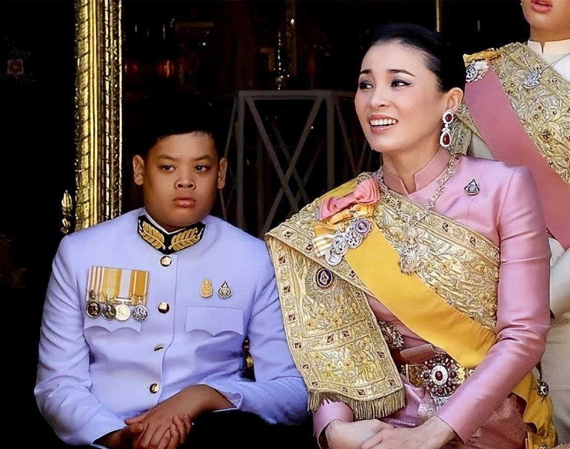 "泰国阿斗"提帮功:从小患有学习障碍,靠"装傻"救出尼姑生母_苏提达