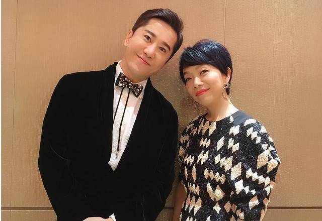 50岁毛宁近照,西装革履帅气迷人,身材颜值30年未变,不输小鲜肉_陈明