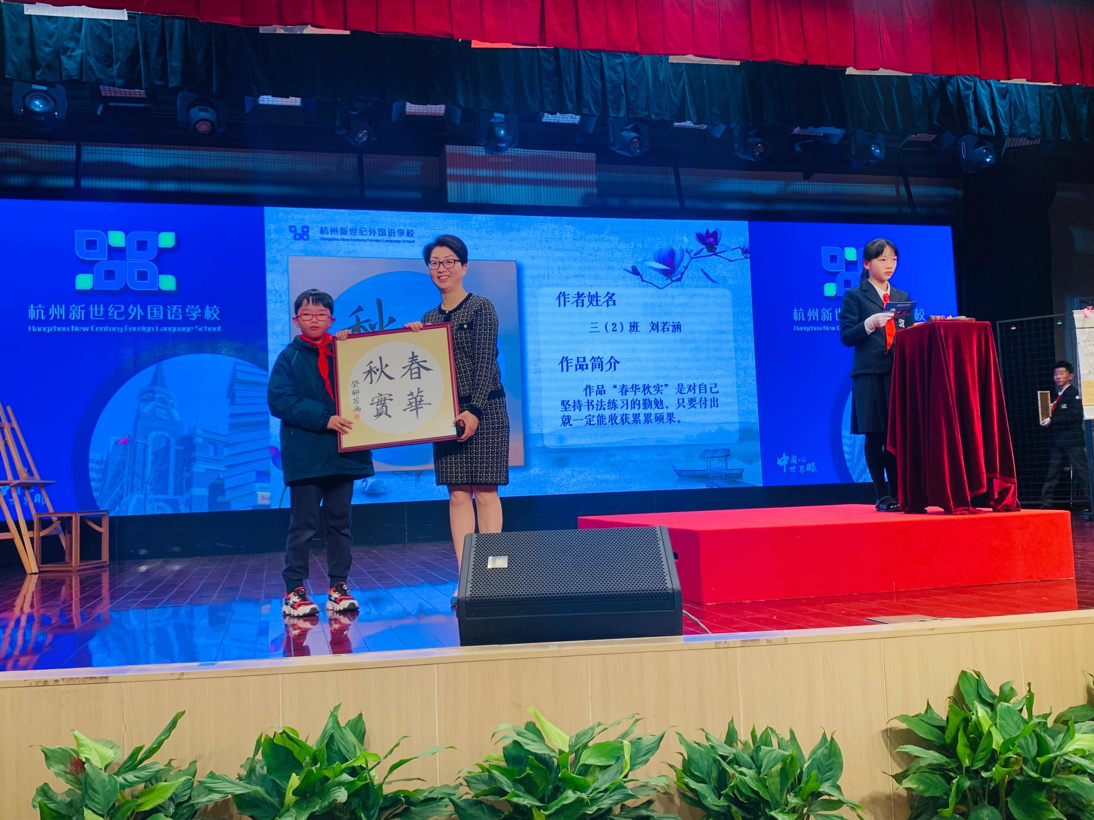 拍卖锤一锤定音竞拍师则由高年级的501班徐瑾然,504班章轩诚,601班