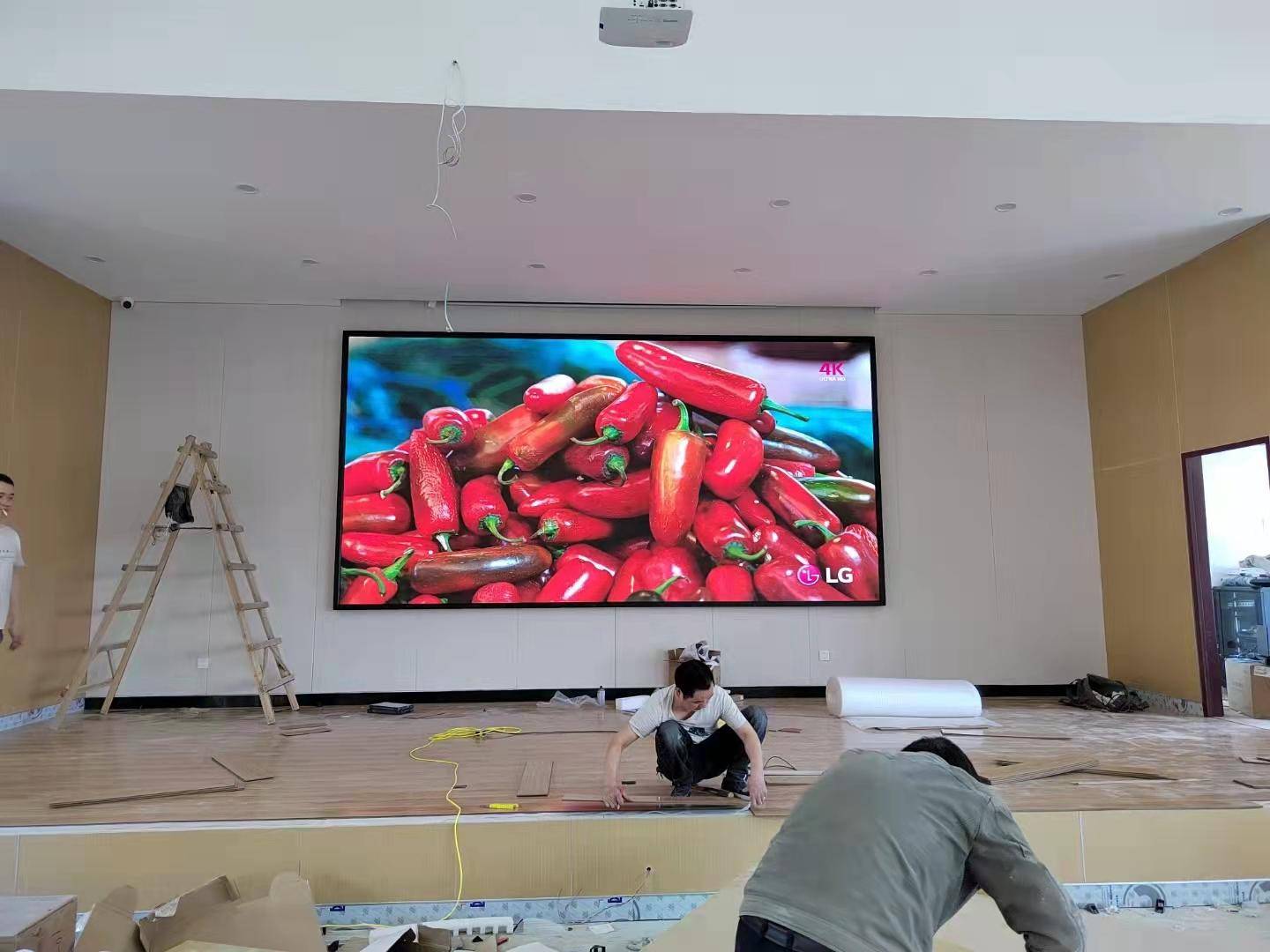 200人的多功能会议室做12平方室内p2.5全彩led屏行不行?