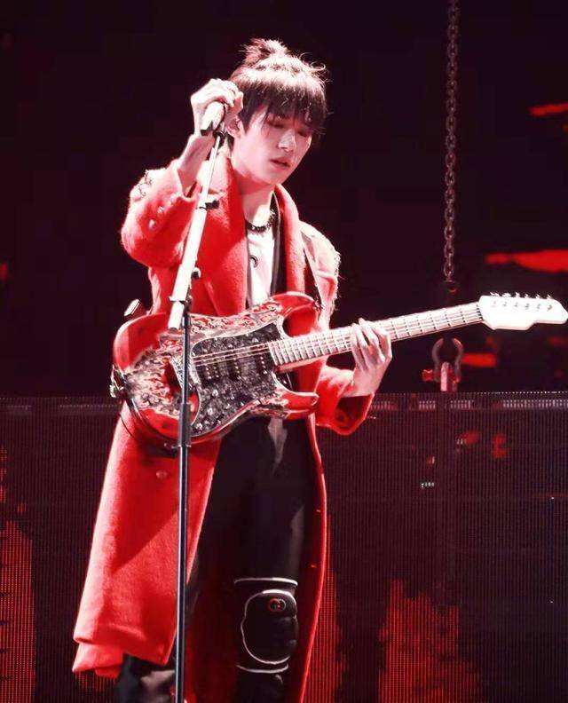 易烊千玺玊尔妆,那一抹瑕,他一定要自己画!_少年_演唱会_舞台