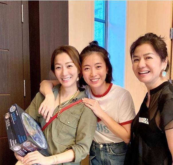 郑秀文和古天乐的合照都比较真实,脸蛋自然,但是全身上下都散发着优雅