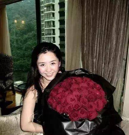 汤镇业大女儿颜值惊艳,堪称翻版翁美玲?_唐振业_唐爱佳_父亲