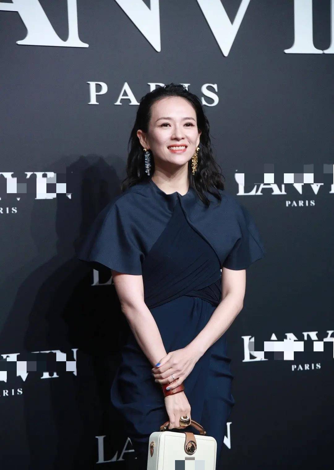 章子怡近况首亮相,发际线堪忧,笑起来法令纹更深,41岁状态真实_孩子