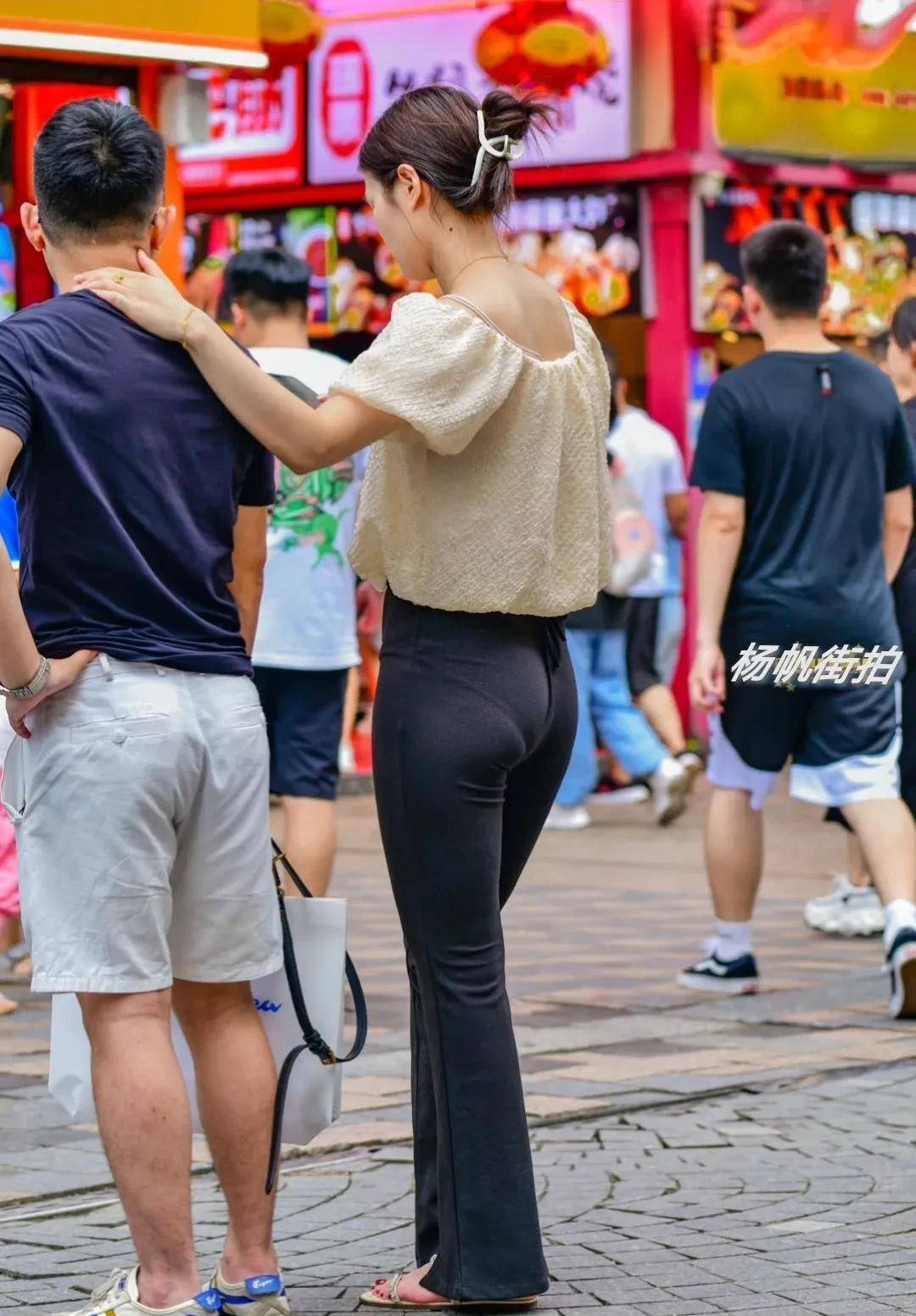 街拍:别穿勒痕太深的裤子,太俗,试一下这几款吧!