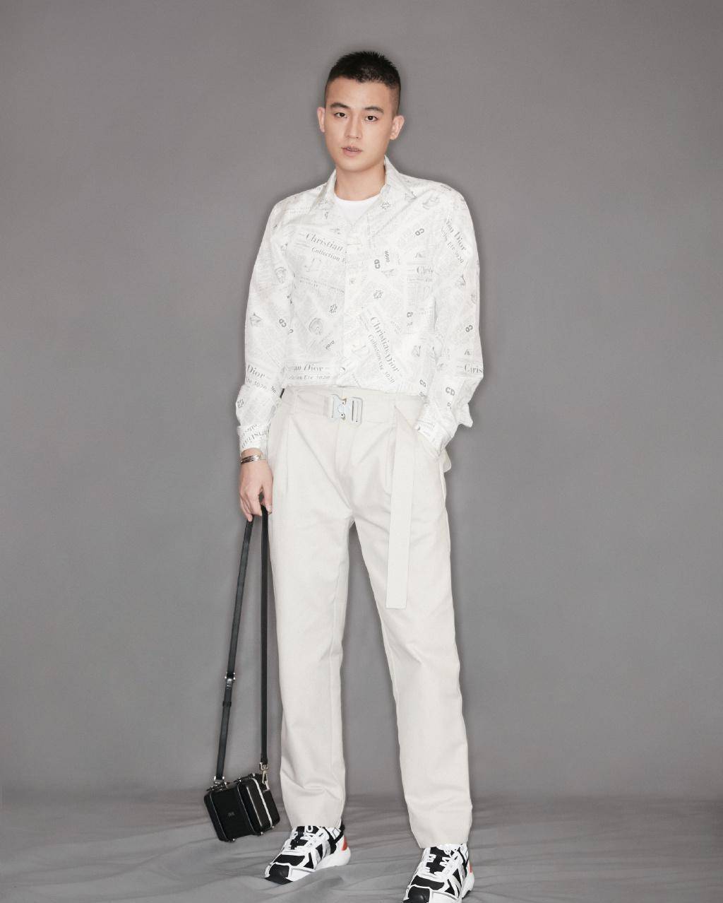 今穿蓝色工装外套配鸭舌帽,比心姿势太呆萌_白色_比例_欧豪