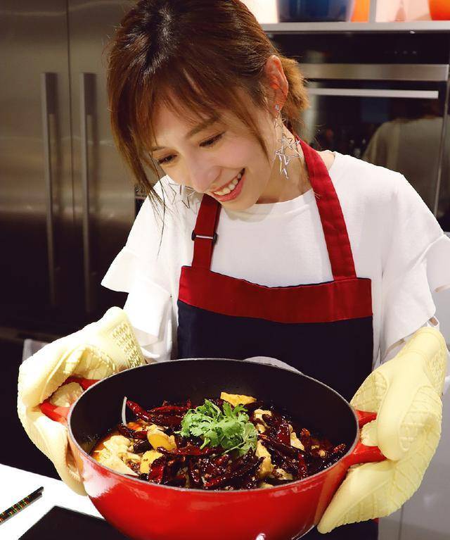 tvb《美女厨房》龚嘉欣厨艺获大赞,"美女厨神"分享新学菜式!