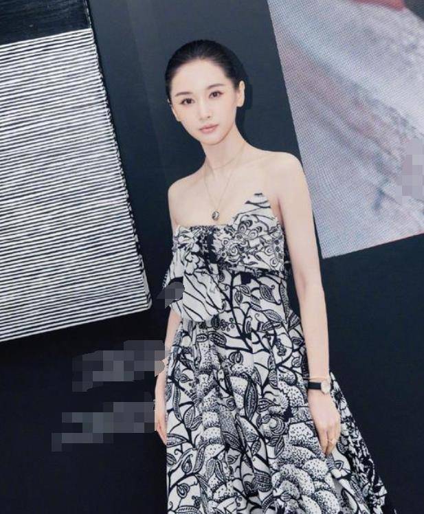 王子文终于"放开了",162cm穿印花抹胸裙,网友:真怕它挂不住_活动_上衣