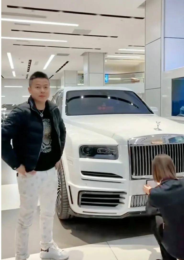 胜仔开劳斯莱斯曜影呗偶遇据了解,目前胜仔的音浪总