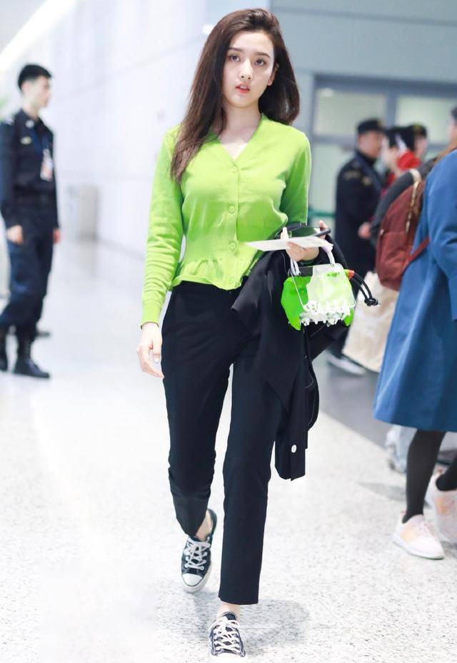 宋祖儿被质疑身高造假,全身照曝光后,网友:不敢相信_显得_照片_的设计