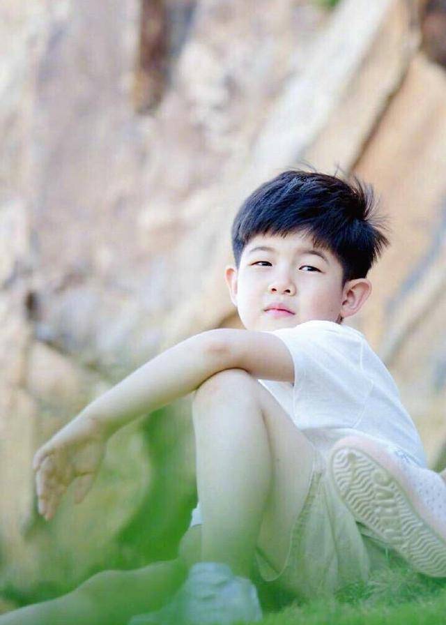 3岁撞脸刘昊然5岁撞脸宋仲基,安吉帅出新高度,是