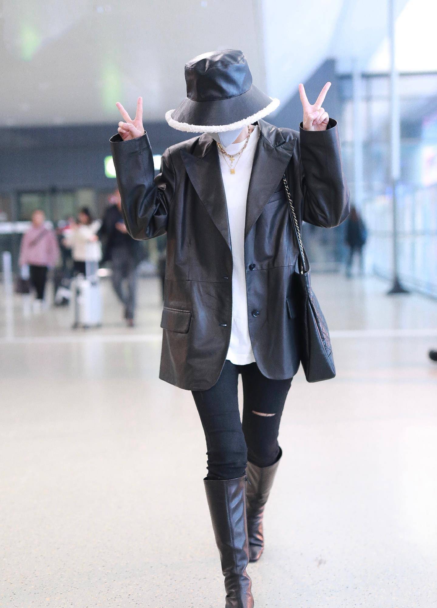 周雨彤也跟风小皮衣,皮西装搭破洞裤就出街,这是哪位街头潮儿?