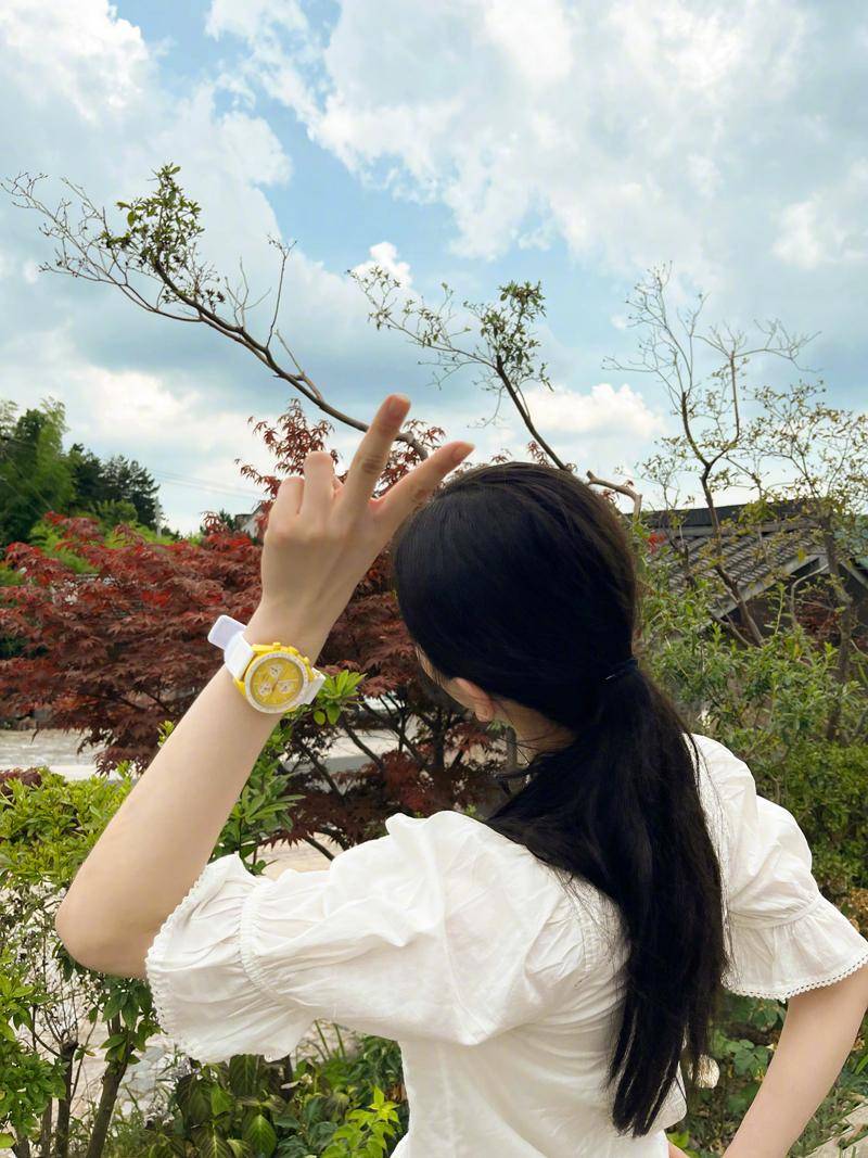 刘诗诗晒私服美搭六宫格,夕阳映衬下的背影美得不像话_清新_女神_气质