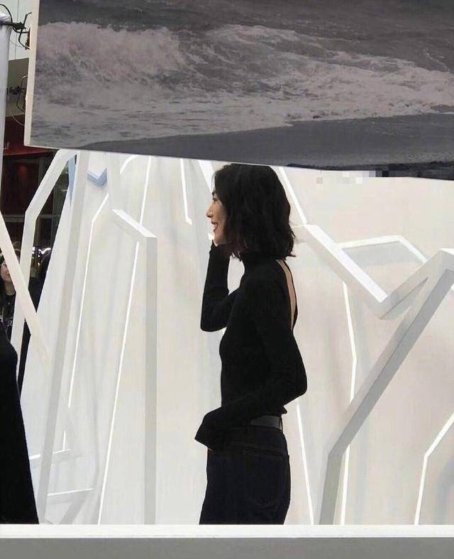 虽然网友拍到的是一张背影照,但是刘雯的气质还是一点不弱的,露背的