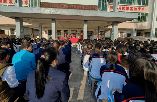 庄严的升旗仪式后,丰顺县建桥中学教导处主任何流生宣读了七,八,九