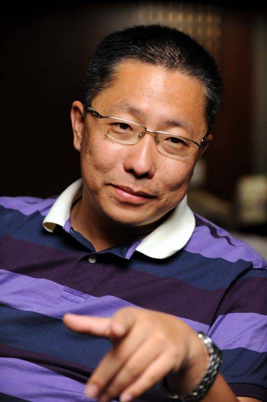 53岁李阳官宣得子,曾家暴前妻还皈依佛门,现给娇妻洗脚好甜蜜_英语