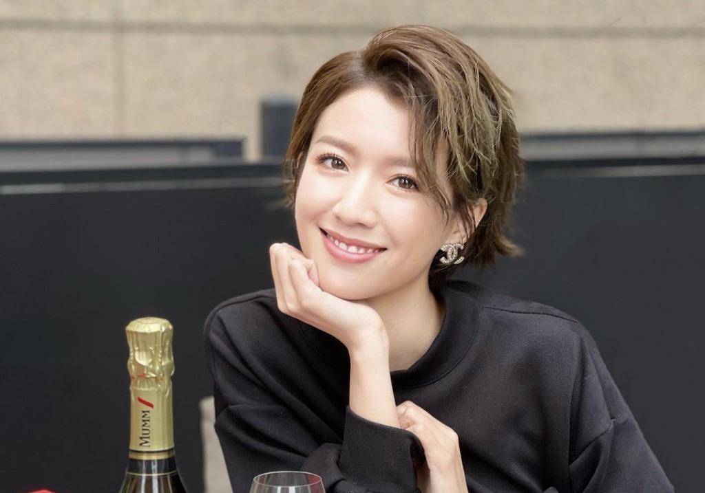 此外她还跟排舞师麦秋成拍过拖,但当年蔡思贝备受公司力捧,且异性缘极