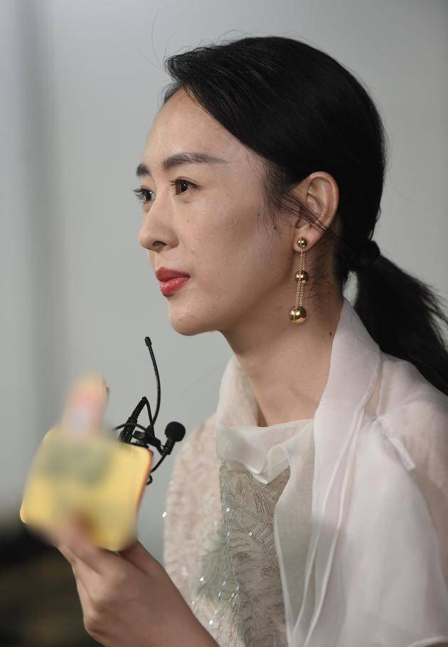 从照片中不难看出,童谣的脸部不仅显得有些干瘪,过瘦的身材显得脸庞也