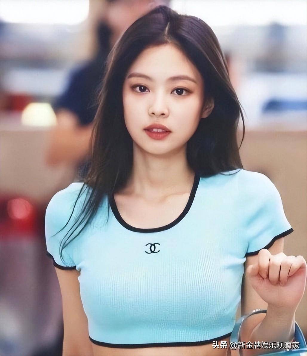 jennie摔伤后首露面,脸部浮肿明显,被媒体拍到后一脸不好意思