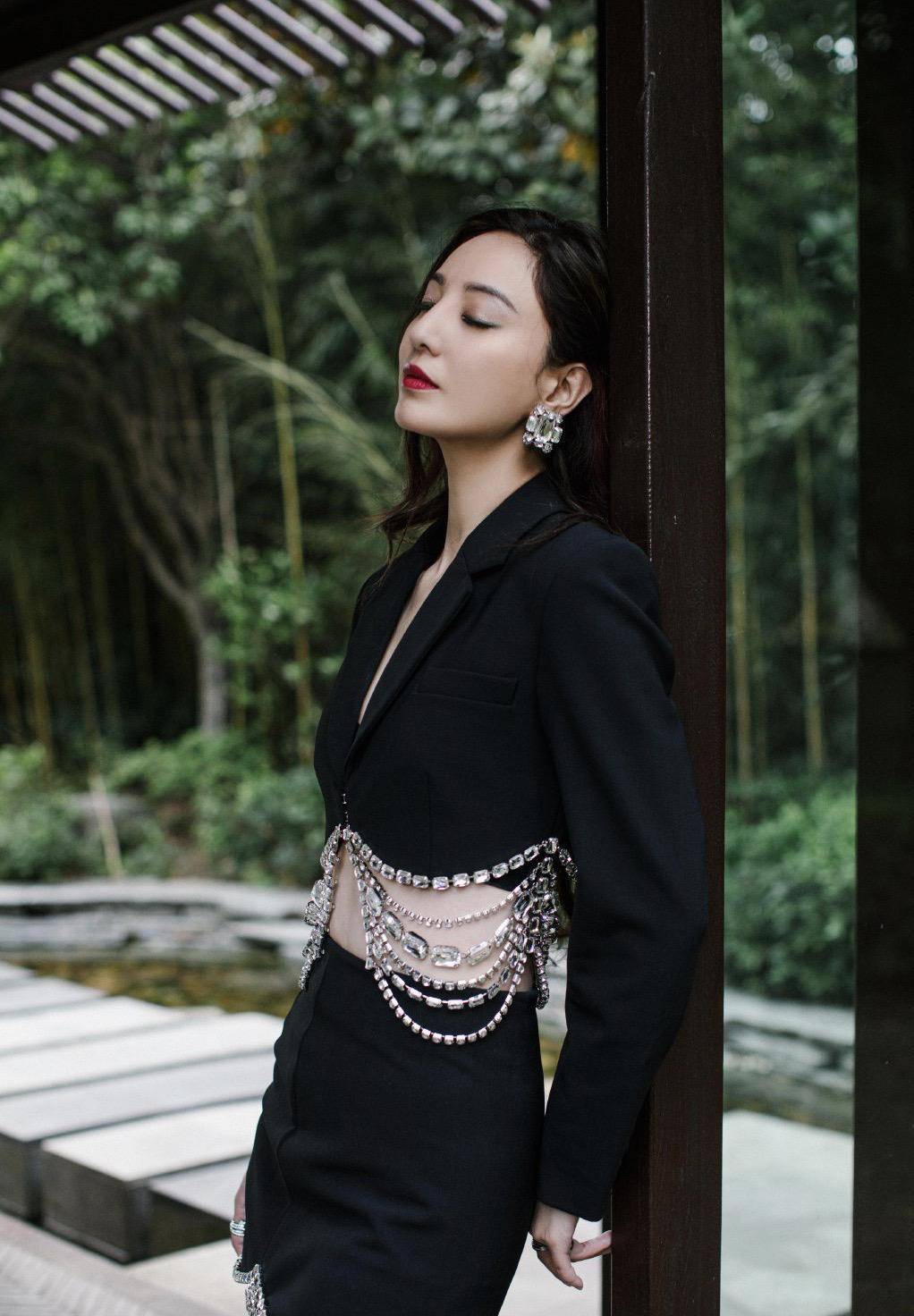 香港歌手郑希怡性感营业,黑色套装露出小蛮腰,水晶腰帘更添女人味