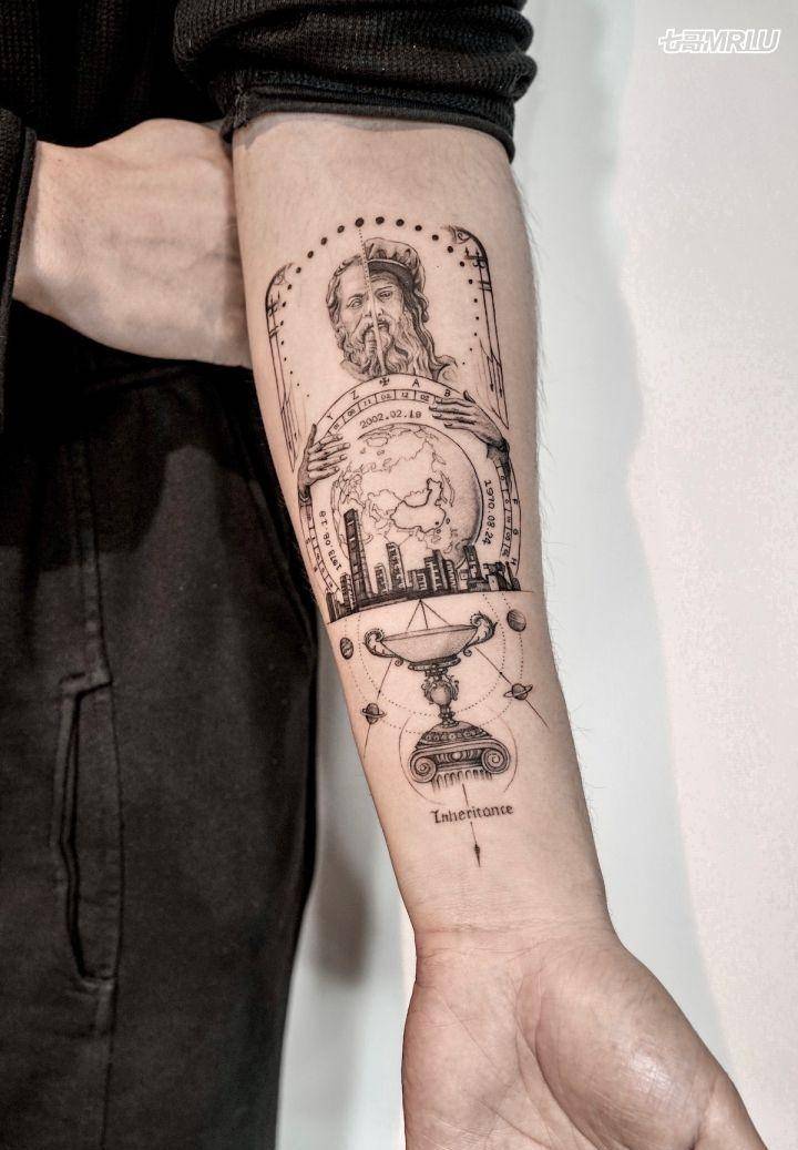 图案上方是苏格拉底和达芬奇的画像,以及作为背景的 lucifer 的天使之