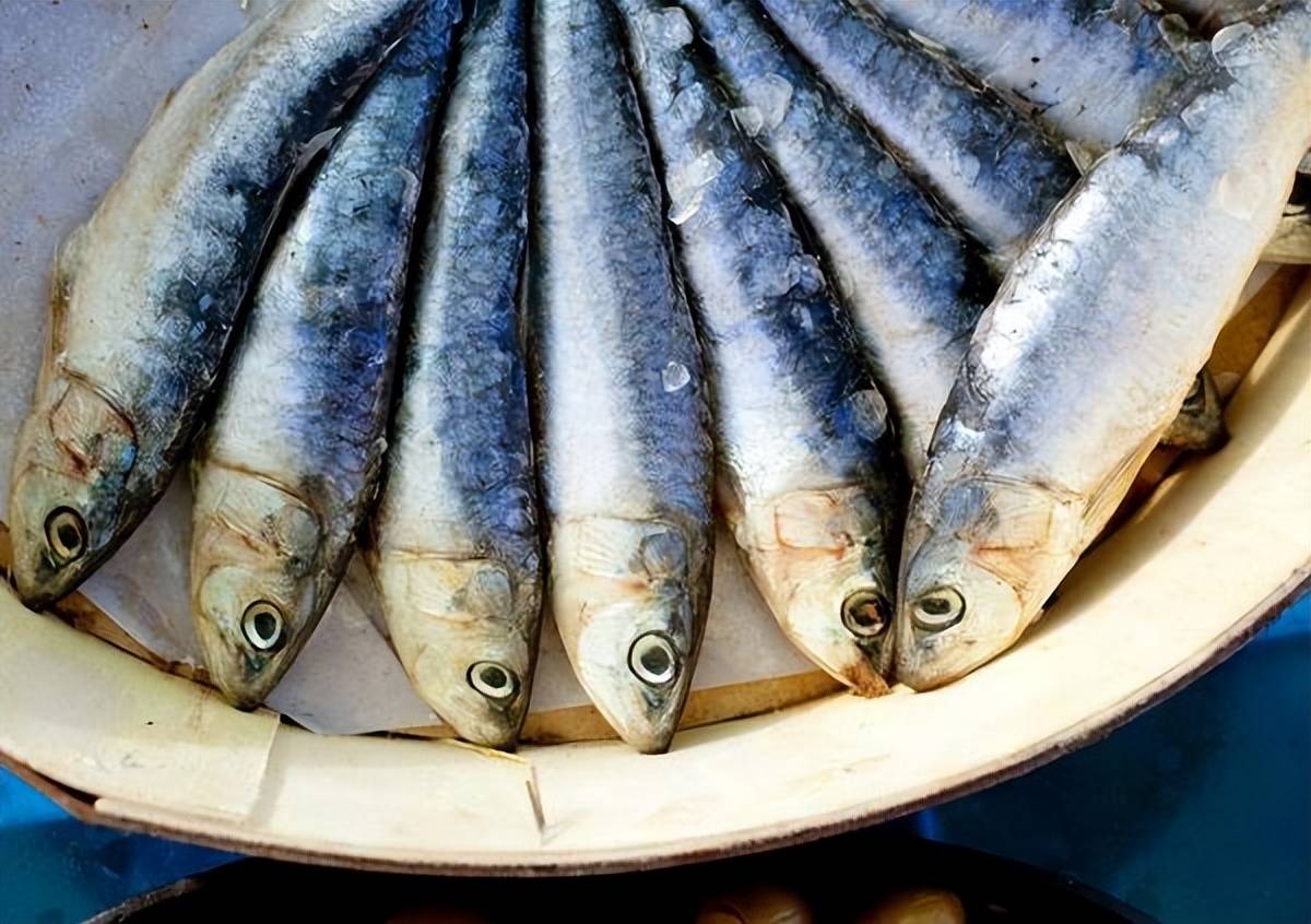 原创
            高血压患者不能吃鱼？血压一旦飙升，除了这类鱼，3种食物也少吃
                
                 