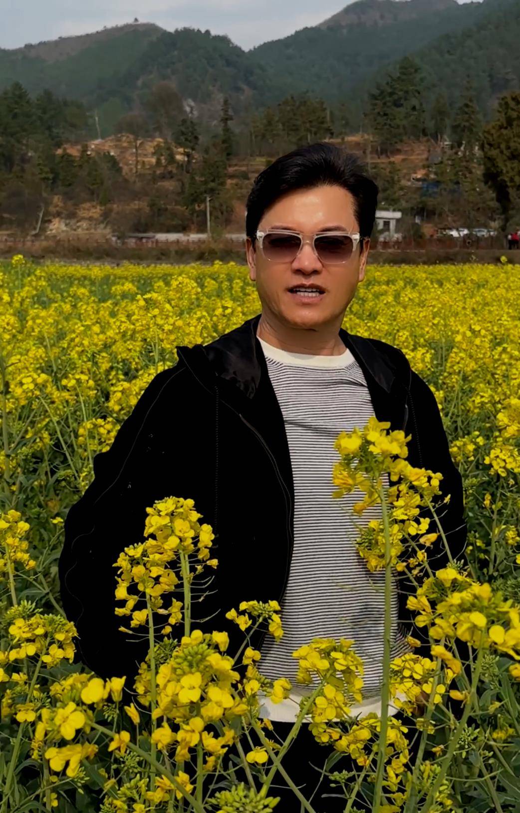 吕良伟夫妇开心旅游秀恩爱 夫妻俩骑自行车看油菜花很甜蜜_内地_女