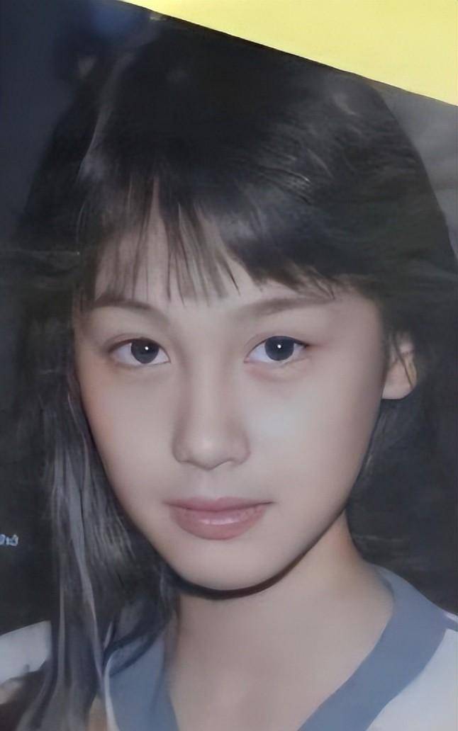 隐居深山老屋,开97年老车,被黄贯中宠爱的朱茵,活得比谁都自在_周星驰