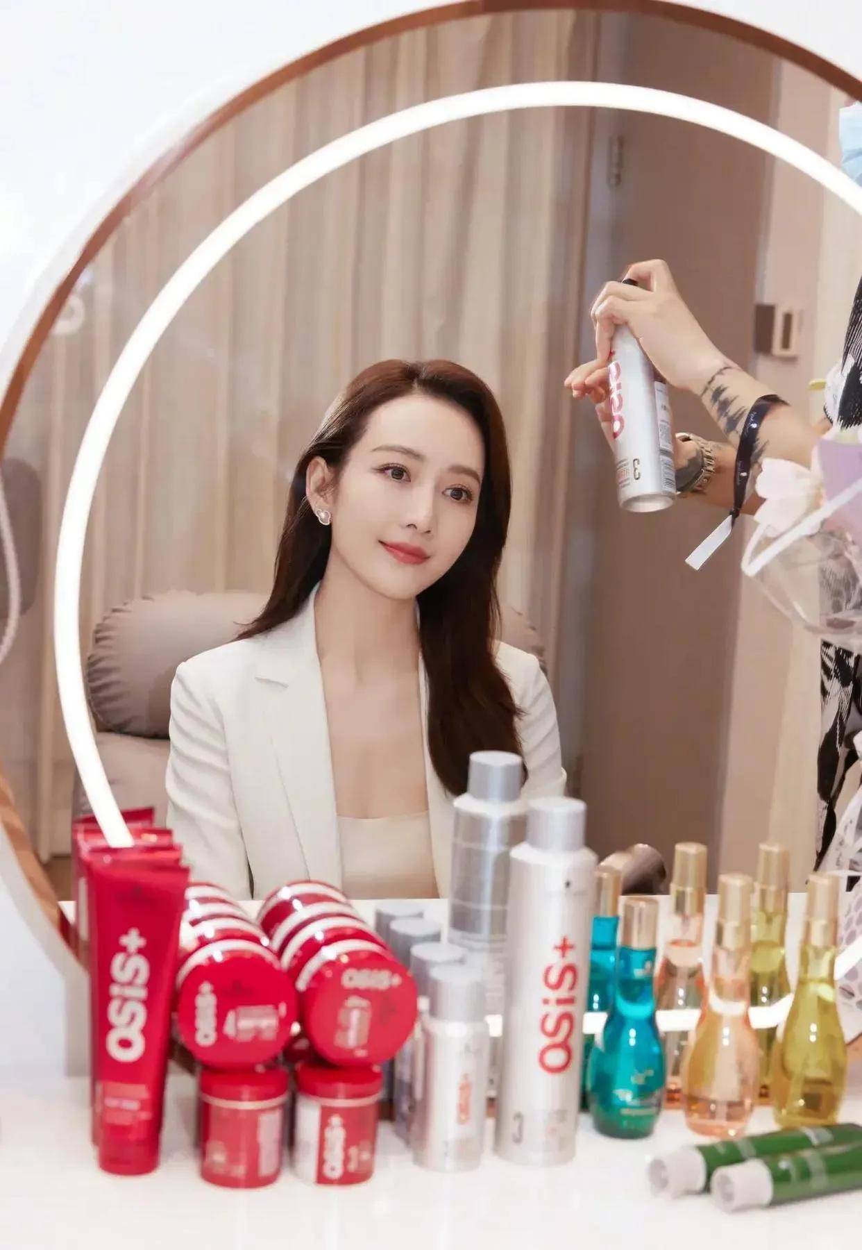 王鸥分享化妆全过程,梳妆台上的化妆品有几十瓶,妆后堪比宋佳_效果