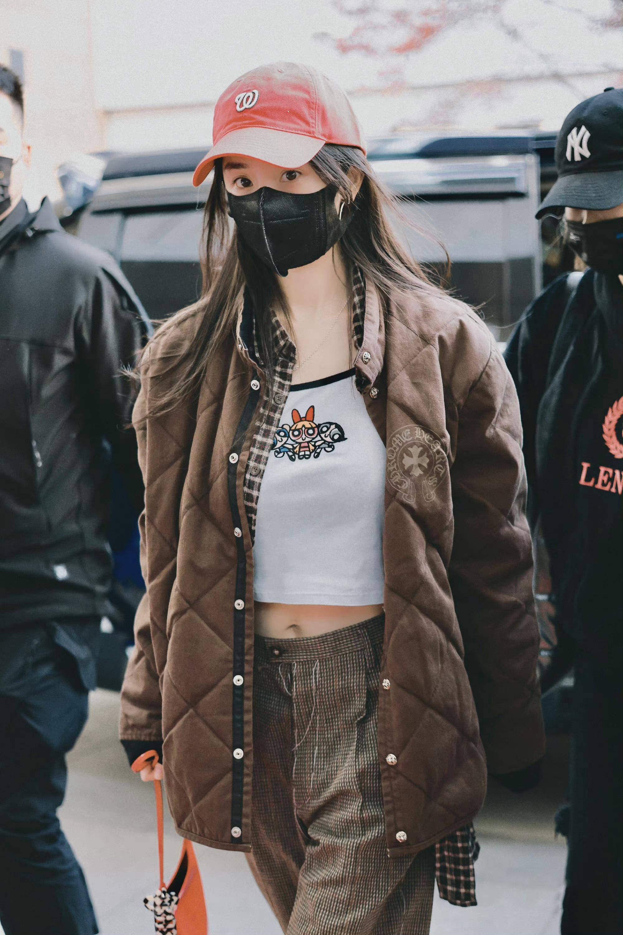 35岁杨幂不愧是时尚达人,穿露脐装秀出一截马甲线,一秒变身潮人_菱格