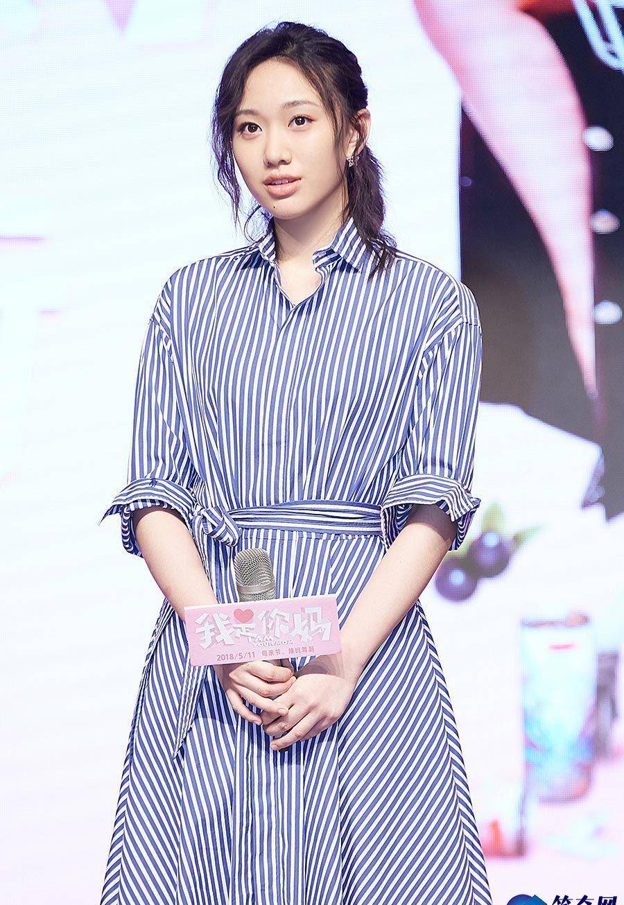 闫妮女儿穿吊带裙秀时尚身材,锥子脸抢镜,演技不如妈妈闫妮_邹元清