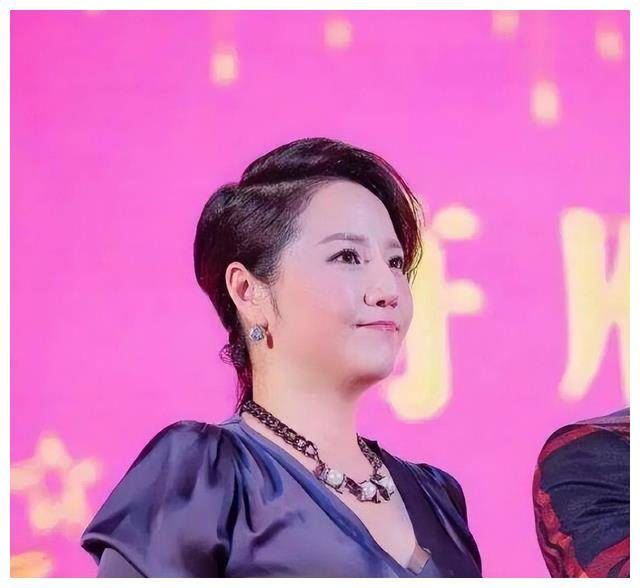 52岁的珠江台美女主持人徐洁,医科大学毕业,出道前是一名医生_新闻