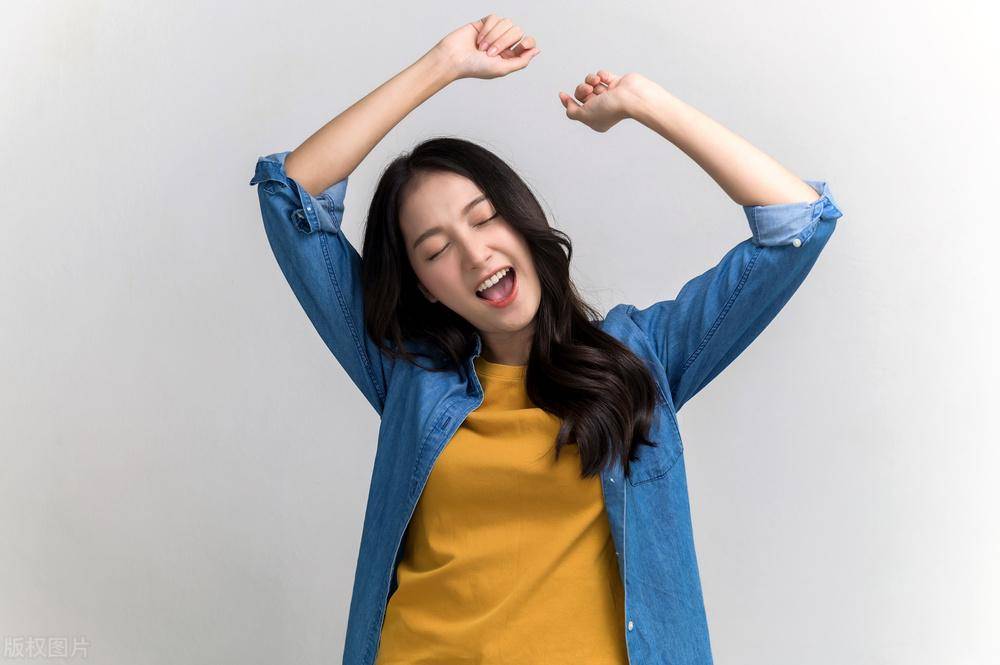 订婚前夕,女友表示愿意一起奋斗房车,准婆婆却一口否决这门婚事_周锐