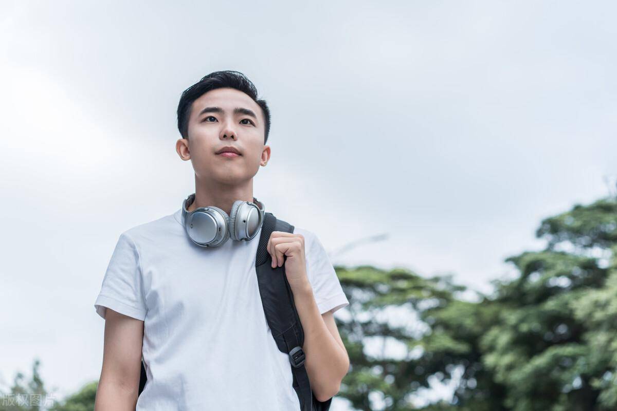 订婚前夕,女友表示愿意一起奋斗房车,准婆婆却一口否决这门婚事_周锐