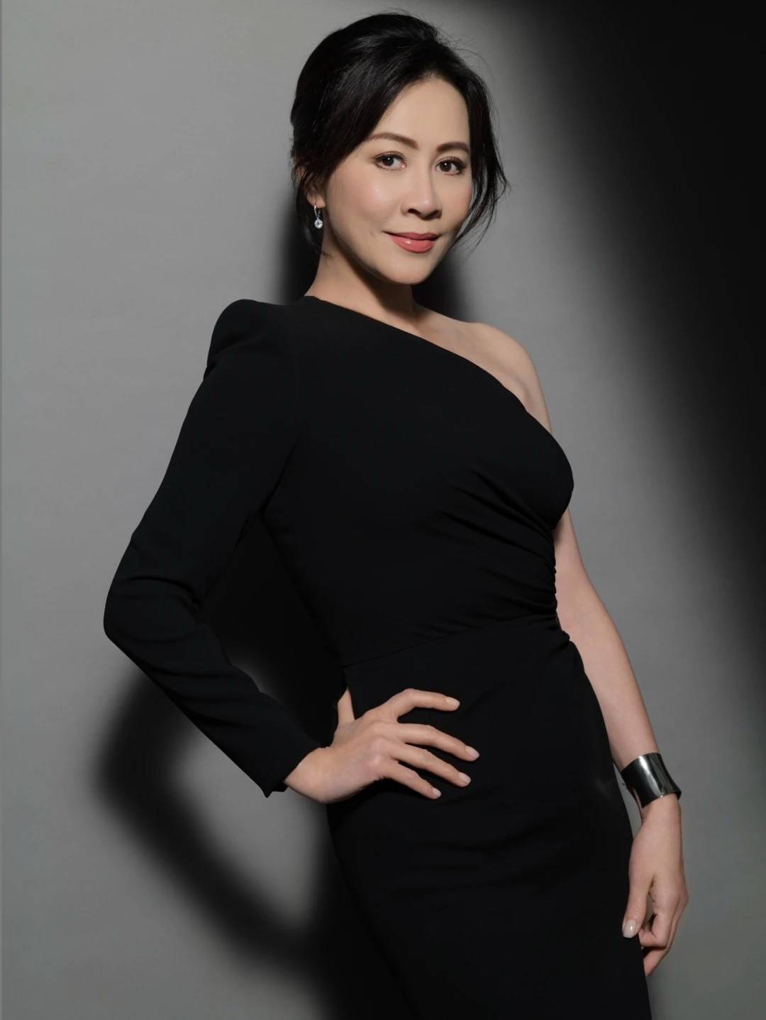 向太为郭碧婷买花,李嘉欣素颜出镜,刘嘉玲妆容精致_儿媳_婆婆_女人