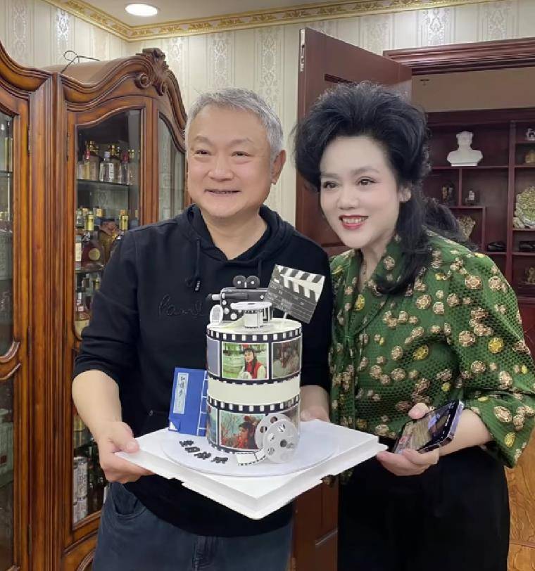 视频一开始,画面中出现了欧阳奋强和一位英俊的中年女子,两人兴高采烈