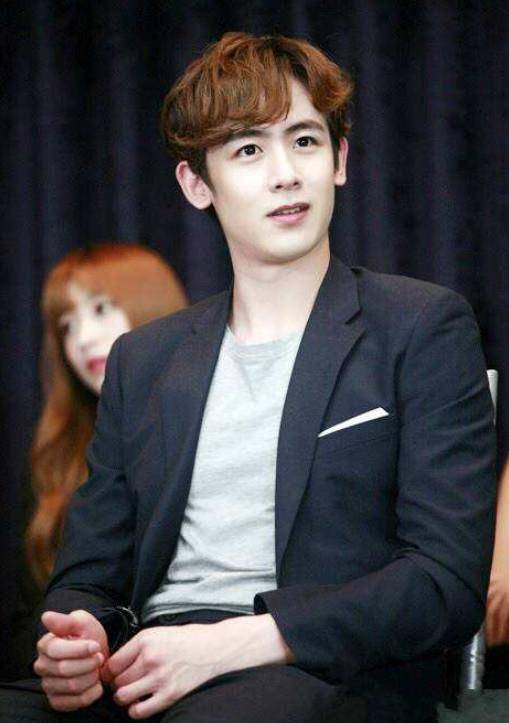 发展的是真的好,年纪轻轻就稳居一线可不是普通男演员能做到的啊,出演