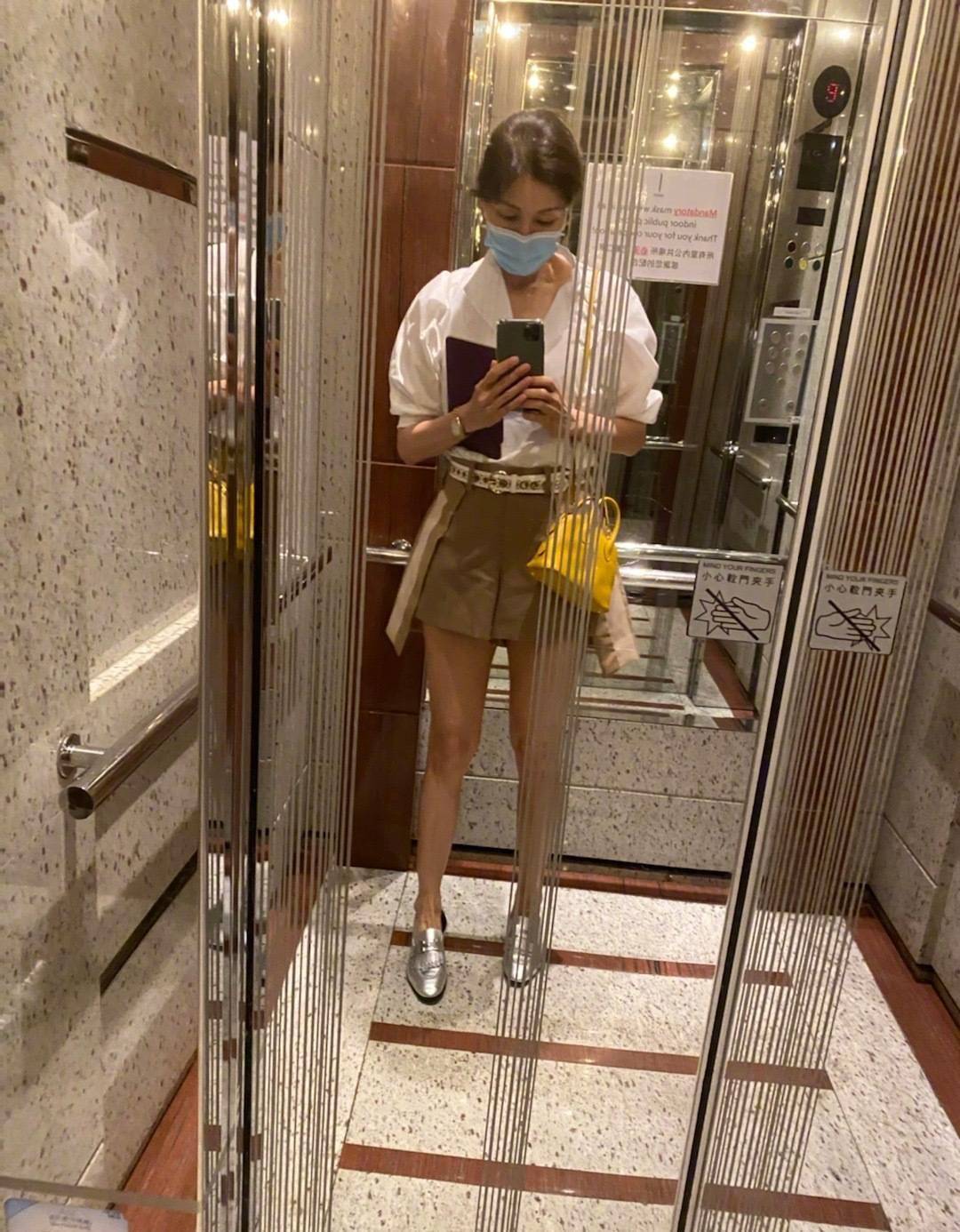 真美人都不会老,李嘉欣晒电梯里的自拍照,穿短裤腿还这么好看!