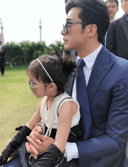 贺军翔官宣当爸喜讯,他高调晒妻子正面照,女方身材苗条颜值一般_女儿