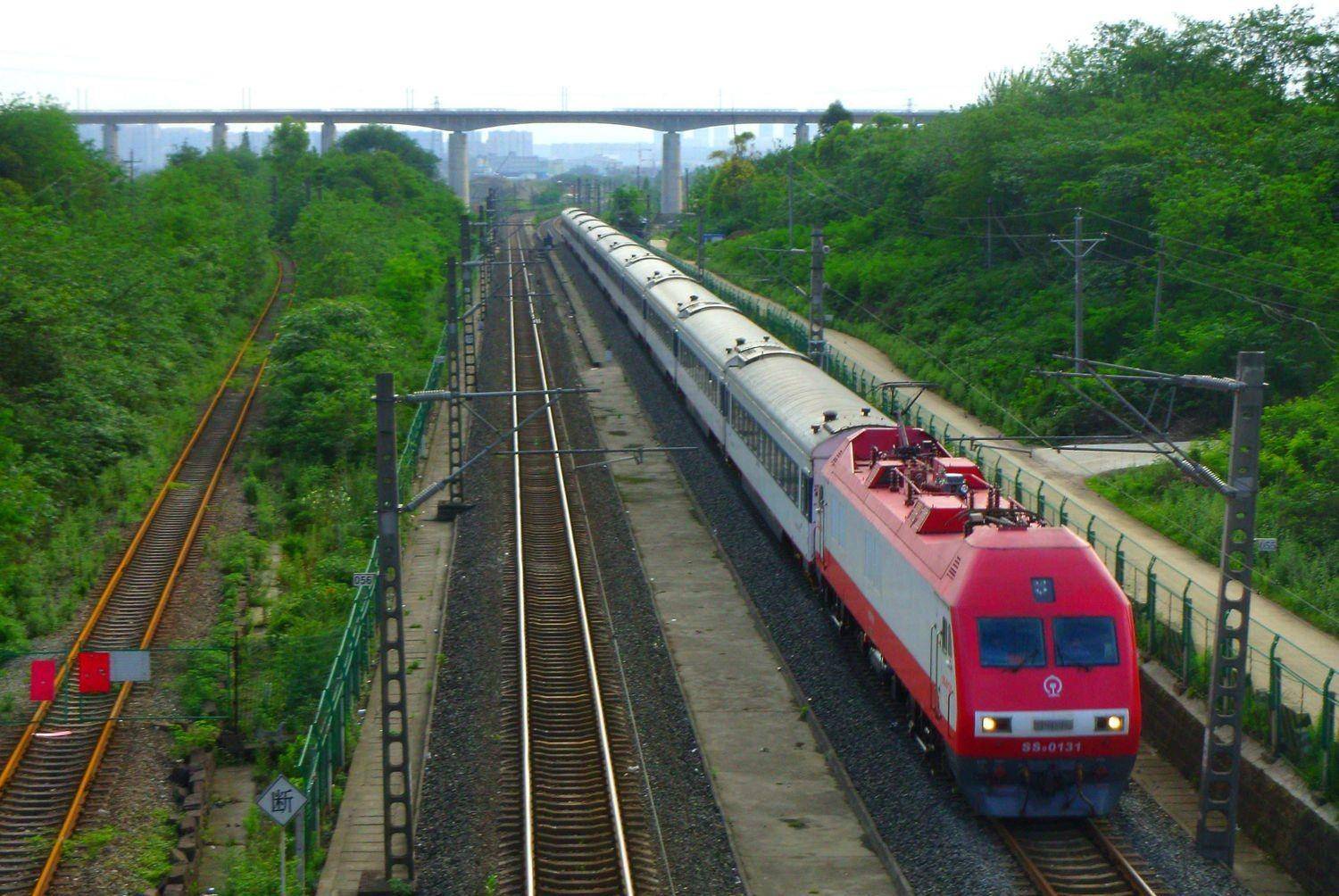 一款改进设计的电力机车 在铁路大提速中扮演了重要角色_韶山_运行_生