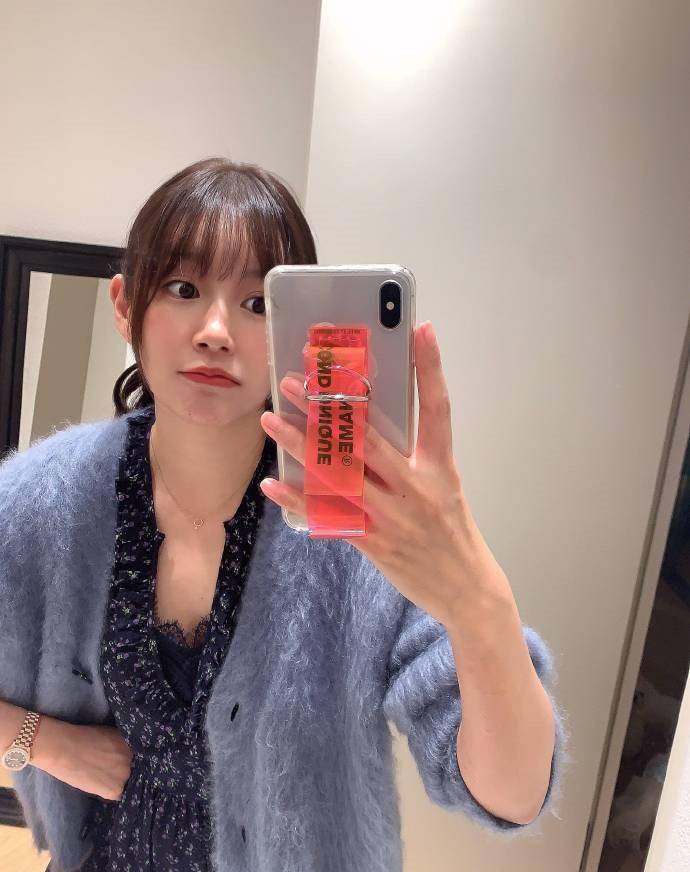 陈赫老婆张子萱晒自拍,剪刘海染头发,颜值回春似少女_孩子_妈妈_什么